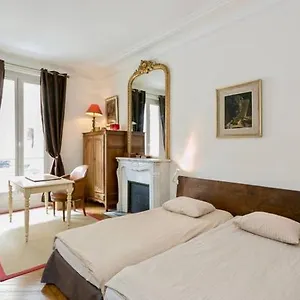 Charming Bedroom , Paris França